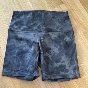 Lululemon Athletic Bike 6” Shorts sz 6